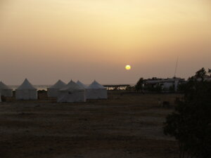 Wo alles begann: Für Tauchpioniere gab es früher am Roten Meer nur Zelte - wie hier in Wadi Lahamy Foto:psk